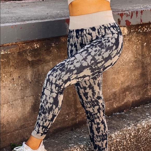 Mono B Athleisure set - Picture 5 of 7